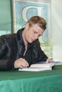 Ник Картер (Nick Carter) 'Facing the Music' Book Signing at Barnes & Noble in NYC (September 23, 2013) (6xHQ) 9b72d5432974618
