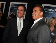Арнольд Шварценеггер (Arnold Schwarzenegger) Premiere of Open Road Films' 'End of Watch' at Regal Cinemas L.A. Live in Los Angeles - September 17, 2012 - 17xHQ Ec5418432981364