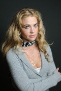 Денис Ричардс (Denise Richards) poses at the Hollywood Life House in Park City 2009 - 6xUHQ 002181434468139