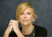 Шарлиз Терон (Charlize Theron) In The Valley of Elah press conference portraits by Armando Gallo (Los Angeles, September 15, 2007) (10xHQ) 38b5ef434481665