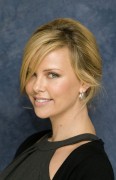 Шарлиз Терон (Charlize Theron) In The Valley of Elah press conference portraits by Armando Gallo (Los Angeles, September 15, 2007) (10xHQ) 68f4b0434481707