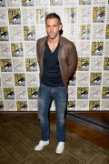Райан Рейнольдс (Ryan Reynolds) 20th Century Fox' Press Line During Comic-Con in San Diego, 2015 - 28xHQ 594c28434494943