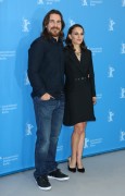 Кристиан Бэйл (Christian Bale) Knight of Cups Photocall during the 65th Berlinale International Film Festival at Grand Hyatt Hotel (Berlin, February 8, 2015) (128xHQ) 09385d436174075