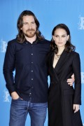 Кристиан Бэйл (Christian Bale) Knight of Cups Photocall during the 65th Berlinale International Film Festival at Grand Hyatt Hotel (Berlin, February 8, 2015) (128xHQ) 3a34d8436174051