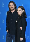 Кристиан Бэйл (Christian Bale) Knight of Cups Photocall during the 65th Berlinale International Film Festival at Grand Hyatt Hotel (Berlin, February 8, 2015) (128xHQ) 544e50436174042