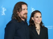 Кристиан Бэйл (Christian Bale) Knight of Cups Photocall during the 65th Berlinale International Film Festival at Grand Hyatt Hotel (Berlin, February 8, 2015) (128xHQ) 588789436173995