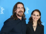 Кристиан Бэйл (Christian Bale) Knight of Cups Photocall during the 65th Berlinale International Film Festival at Grand Hyatt Hotel (Berlin, February 8, 2015) (128xHQ) 6930d4436173988