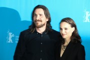 Кристиан Бэйл (Christian Bale) Knight of Cups Photocall during the 65th Berlinale International Film Festival at Grand Hyatt Hotel (Berlin, February 8, 2015) (128xHQ) 76d993436173952