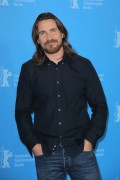 Кристиан Бэйл (Christian Bale) Knight of Cups Photocall during the 65th Berlinale International Film Festival at Grand Hyatt Hotel (Berlin, February 8, 2015) (128xHQ) 9c918e436173832