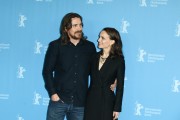 Кристиан Бэйл (Christian Bale) Knight of Cups Photocall during the 65th Berlinale International Film Festival at Grand Hyatt Hotel (Berlin, February 8, 2015) (128xHQ) A5dfff436173884
