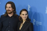 Кристиан Бэйл (Christian Bale) Knight of Cups Photocall during the 65th Berlinale International Film Festival at Grand Hyatt Hotel (Berlin, February 8, 2015) (128xHQ) Aff320436173933