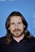 Кристиан Бэйл (Christian Bale) Knight of Cups Photocall during the 65th Berlinale International Film Festival at Grand Hyatt Hotel (Berlin, February 8, 2015) (128xHQ) C4200d436173790