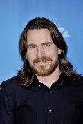 Кристиан Бэйл (Christian Bale) Knight of Cups Photocall during the 65th Berlinale International Film Festival at Grand Hyatt Hotel (Berlin, February 8, 2015) (128xHQ) D9c725436173795