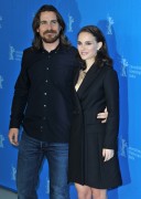 Кристиан Бэйл (Christian Bale) Knight of Cups Photocall during the 65th Berlinale International Film Festival at Grand Hyatt Hotel (Berlin, February 8, 2015) (128xHQ) E46bd9436174066