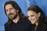 Кристиан Бэйл (Christian Bale) Knight of Cups Photocall during the 65th Berlinale International Film Festival at Grand Hyatt Hotel (Berlin, February 8, 2015) (128xHQ) E51d57436174011