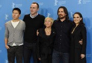 Кристиан Бэйл (Christian Bale) Knight of Cups Photocall during the 65th Berlinale International Film Festival at Grand Hyatt Hotel (Berlin, February 8, 2015) (128xHQ) F961c3436174165