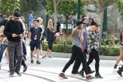 Кристина Агилера (Christina Aguilera) Disneyland in Anaheim (2015.05.16.) (9xHQ) 1e8550437610739