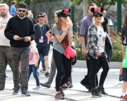 Кристина Агилера (Christina Aguilera) Disneyland in Anaheim (2015.05.16.) (9xHQ) 3a4b19437610721