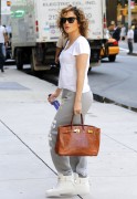 Дженнифер Лопез (Jennifer Lopez) Arrives at her apartment in New York - Aug 14, 2015 - 9xHQ 58b1ef437610970