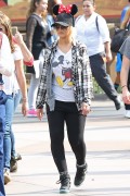 Кристина Агилера (Christina Aguilera) Disneyland in Anaheim (2015.05.16.) (9xHQ) 9950a9437610745