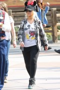 Кристина Агилера (Christina Aguilera) Disneyland in Anaheim (2015.05.16.) (9xHQ) B22858437610754