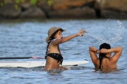 Рианна (Rihanna) Bikini Candids In Hawaii - April 27, 2012 (38xHQ) 148fee437656395