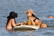 Рианна (Rihanna) Bikini Candids In Hawaii - April 27, 2012 (38xHQ) 2341ea437656346