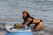 Рианна (Rihanna) Bikini Candids In Hawaii - April 27, 2012 (38xHQ) 4c2527437656427