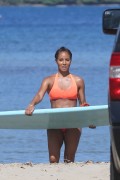 Джада Пинкетт Смит (Jada Pinkett Smith) More Bikini Candids on Vacation in Hawaii - July 29, 2015 - 12xHQ 58aed2437656764