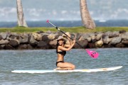 Рианна (Rihanna) Bikini Candids In Hawaii - April 27, 2012 (38xHQ) 75db17437656558