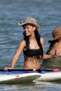 Рианна (Rihanna) Bikini Candids In Hawaii - April 27, 2012 (38xHQ) Ca892e437656493