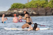 Рианна (Rihanna) Bikini Candids In Hawaii - April 27, 2012 (38xHQ) E2b0dd437656527