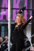 Шакира (Shakira) performs on NBC's 'Today' at Rockefeller Plaza (New York, March 26, 2014) - 67хHQ 253eef439805348