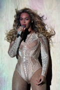 Бейонсе (Beyonce) Performing at the 2015 Budweiser Made in America Festival, Benjamin Franklin Parkway, Philadelphia, 2015 - 51xHQ 3181c1439806007