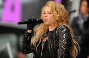 Шакира (Shakira) performs on NBC's 'Today' at Rockefeller Plaza (New York, March 26, 2014) - 67хHQ 3b4bf6439805175