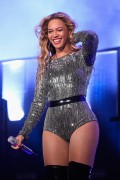 Бейонсе (Beyonce) Performing at the 2015 Budweiser Made in America Festival, Benjamin Franklin Parkway, Philadelphia, 2015 - 51xHQ 402ff9439805272