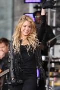 Шакира (Shakira) performs on NBC's 'Today' at Rockefeller Plaza (New York, March 26, 2014) - 67хHQ 42f257439805477