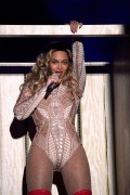 Бейонсе (Beyonce) Performing at the 2015 Budweiser Made in America Festival, Benjamin Franklin Parkway, Philadelphia, 2015 - 51xHQ 641d4c439805344