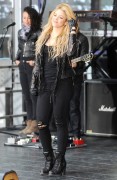 Шакира (Shakira) performs on NBC's 'Today' at Rockefeller Plaza (New York, March 26, 2014) - 67хHQ 69cde4439805329