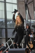 Шакира (Shakira) performs on NBC's 'Today' at Rockefeller Plaza (New York, March 26, 2014) - 67хHQ 7fd057439805136