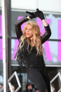 Шакира (Shakira) performs on NBC's 'Today' at Rockefeller Plaza (New York, March 26, 2014) - 67хHQ 886f99439805437