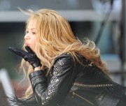 Шакира (Shakira) performs on NBC's 'Today' at Rockefeller Plaza (New York, March 26, 2014) - 67хHQ B2c659439805466