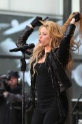 Шакира (Shakira) performs on NBC's 'Today' at Rockefeller Plaza (New York, March 26, 2014) - 67хHQ C61176439805230