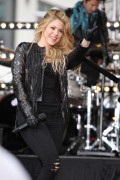 Шакира (Shakira) performs on NBC's 'Today' at Rockefeller Plaza (New York, March 26, 2014) - 67хHQ C865b7439805320