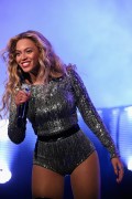 Бейонсе (Beyonce) Performing at the 2015 Budweiser Made in America Festival, Benjamin Franklin Parkway, Philadelphia, 2015 - 51xHQ F30e33439805989