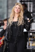 Шакира (Shakira) performs on NBC's 'Today' at Rockefeller Plaza (New York, March 26, 2014) - 67хHQ F6a530439805387