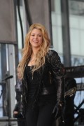 Шакира (Shakira) performs on NBC's 'Today' at Rockefeller Plaza (New York, March 26, 2014) - 67хHQ F827e0439805343