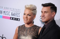 Pink - Pink - 40th American Music Awards at Nokia Theatre L.A. Live in Los Angeles - Nov. 18,2012 (40xHQ) 345a69444529435