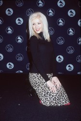 Christina Aguilera - 42nd Annual Grammy Awards, 2000 - 10xHQ 0edc17444613420