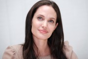 Анджелина Джоли (Angelina Jolie)   'By the Sea' press conference in Beverly Hills, 30.10.2015 (23xHQ) B592ad444673685